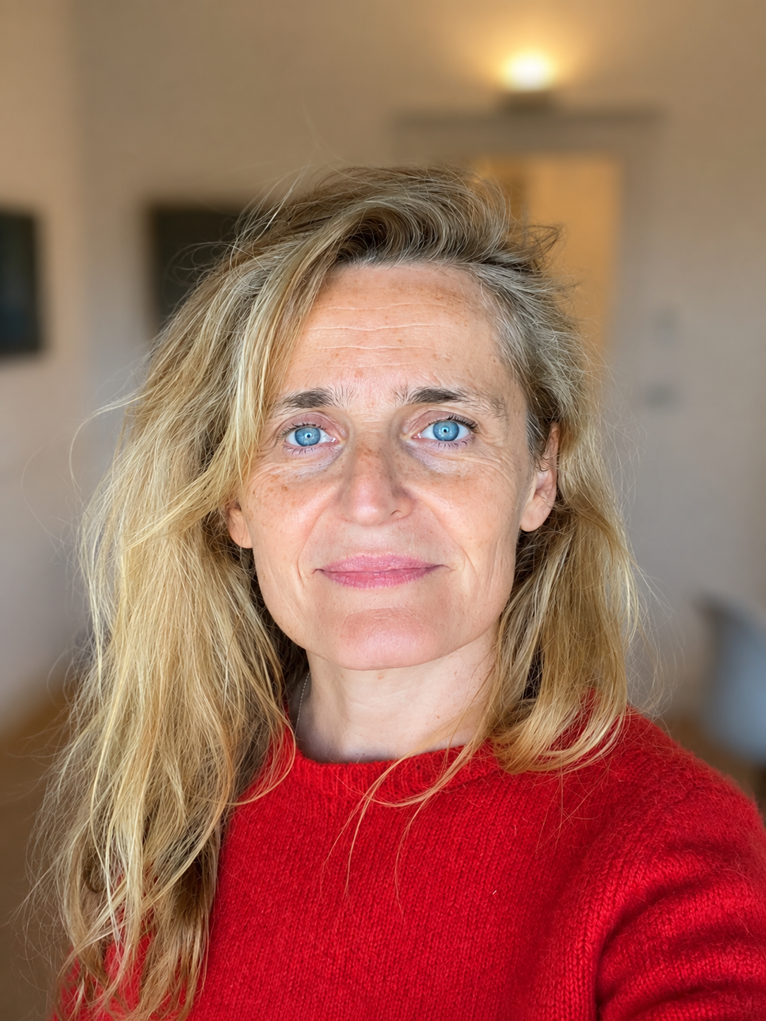 Portrait de Fanny Guiard-Norel sur un plateau de tournage